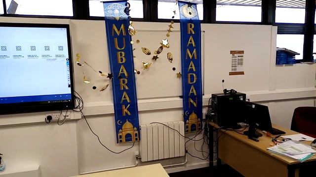 Англия#дар кишвари Бритониё дар мактаб дар даруни синф навиштаги аст Рамадан мубарак смотреть онлайн