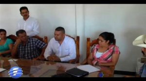 El presidente municipal de Tetipac, Néstor Serrano, se reunió con ciudadanos de Tenexcotitlán.