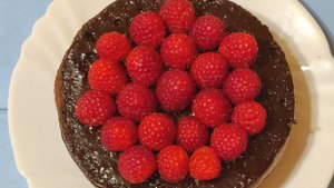 СУПЕР КУХНЯ! Взрыв вкуса. Шоколадный пирог с малиной. Простой видео рецепт сладкой выпечки.