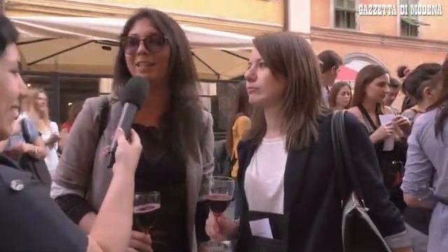 Lambruscolonga, in 1500 a brindare per le strade di Modena смотреть онлайн