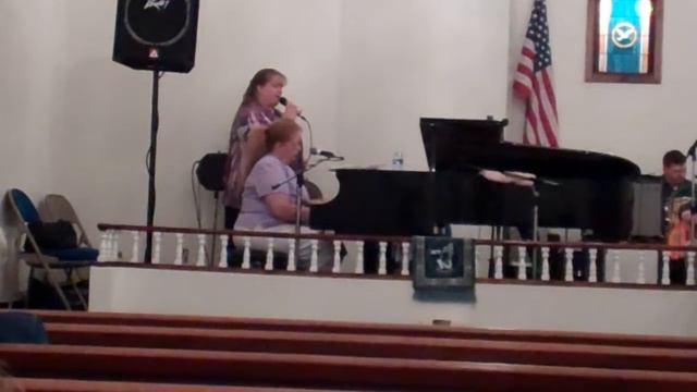 Sis. Mary Richardson singing "Isle of Grace" смотреть онлайн