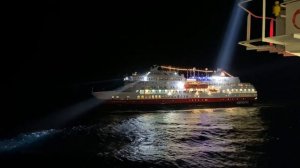 MS Polarlys trifft MS Finnmarken vor Berlevåg