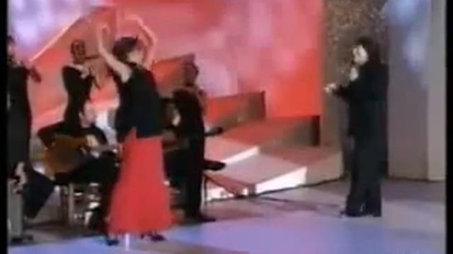 Raphael & Sara Baras. Zorongo Gitano.flv смотреть онлайн