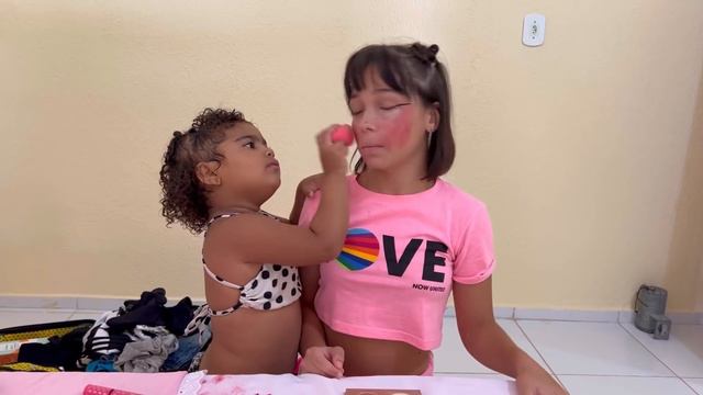 TAYNARA MAQUIANDO KAMYLINHA 😱 смотреть онлайн