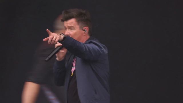 Rick Astley - Never Gonna Give You Up - Live at The Isle of Wight Festival 2019 смотреть онлайн