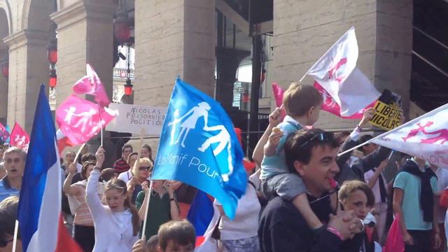 La Manif Pour Tous - Lyon - 23 juin 2013 : 3000 personnes crient "Libérez Nicolas!" смотреть онлайн