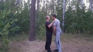 "Урони противника через руку". Сперва рука, потом тело.