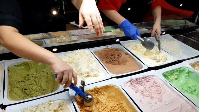 민트 초코 아이스크림 콜드 스톤 /길거리음식 강남/ Ice cream korean street food - mint chocolate ice cream (アイスクリーム , 冰淇淋 смотреть онлайн