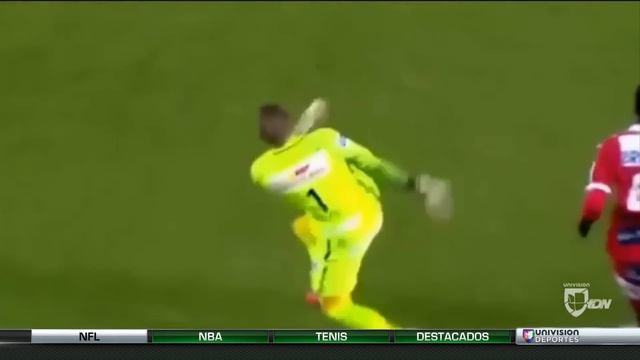 El portero Marco Bizot sufrió una impactante lesión en el tobillo al sacar de volea смотреть онлайн