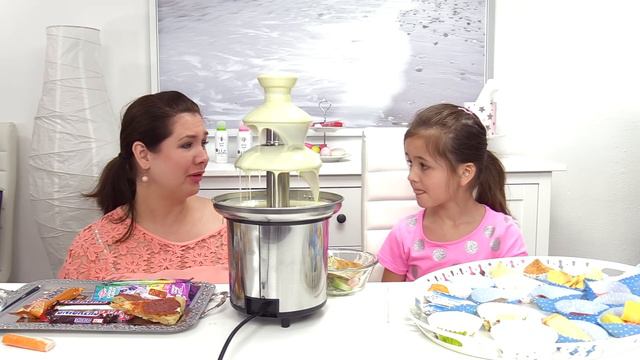 EKLIG!! WEIßER SCHOKOBRUNNEN CHALLENGE !!! 🍫 Chocolate Fountain Challenge 💕 Geschichten&Spielzeug