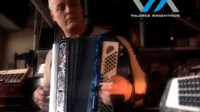 Luis De Santi nos interpreta con un acordeón Giovanni Anconetani el clásico tema napolitano.