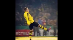 SOCCER PLAYER JUGGLING A CHEWING GUM THAT FELL OUT OF HIS MOUTH