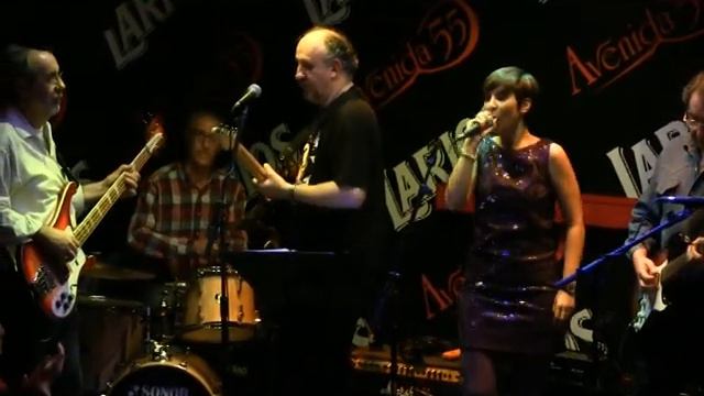 Walking In The Sand смотреть онлайн