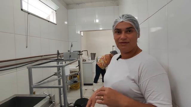 PAI, MÃE E FILHA - DO LEITE NO CURRAL A MERENDA DA ESCOLA смотреть онлайн