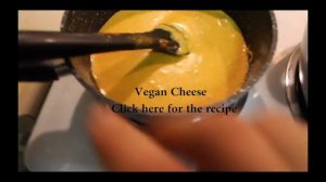 Vegan: Chili cheese chips with chili con carne (chili sin carne) and vegan cheese