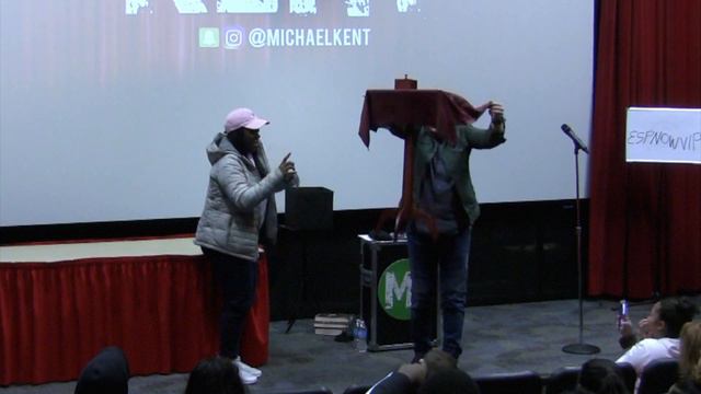 Floating Table // Michael Kent: Comedy Magician смотреть онлайн