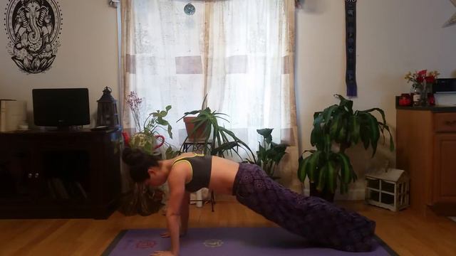 Core Yoga Workout with Brooke Kelly смотреть онлайн