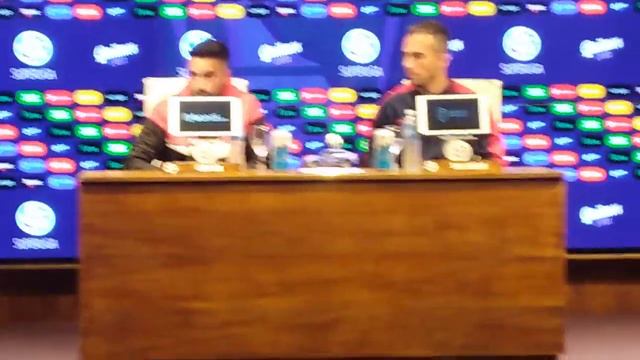 Beluschi y Droopy Gomez en conferencia de prensa, en la previa de Huracán-San Lorenzo