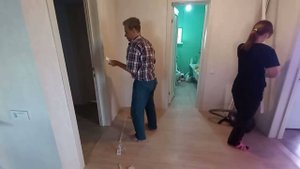 Убираем последствия установки дверей, ставим плинтуса