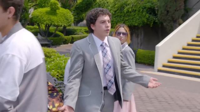 Carolina y su amiga conviven con el acosador  La venganza de la sombra  La Rosa de Guadalupe