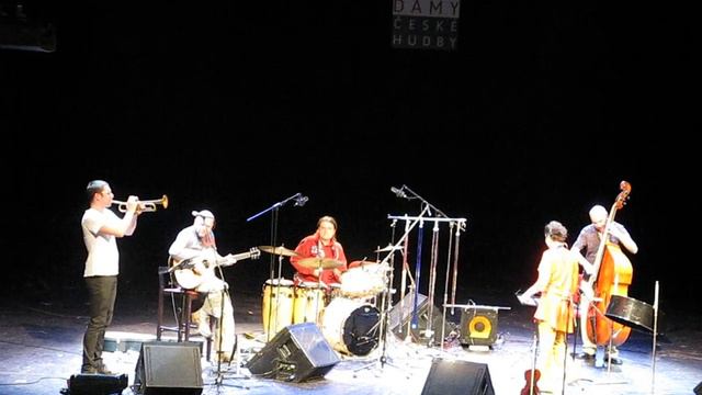 Iva Bittová + Čikori - Zelený víneček (2)