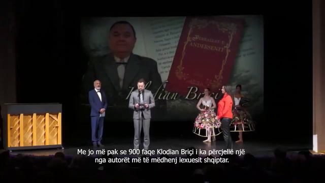 Kryebashkiaku i Odensës z  Peter Rahbæk Juel jep çmimin  H C Andersen