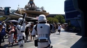 Hunter using a Jedi mind trick on Disneyland Stormtroopers LOLZ