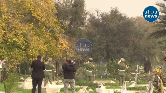 شاهد كيف تم توديع اللواء الراحل المجــ ـاهد خالد نزار إلى مثواه الأخير.."بإطلاق الرصــ ـاص" смотреть онлайн