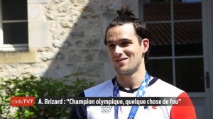 Antoine Brizard sur sa médaille d'or olympique