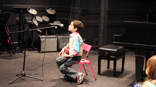 Desmond Ukulele Performance смотреть онлайн