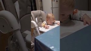 наш Малышь поет ))))