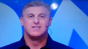 LUCIANO HUCK CONDENA EDUARDO BOLSONARO POR CRÍTICAS A MIRIAM LEITÃO