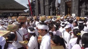 Anak Kecil Menangis, Situasi Kawasan Suci Pura Agung Besakih, Liburan Hari Raya Besar Umat Muslim