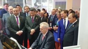 Zeman hrál na piano! Poslouchali čínský prezident i ruský premiér