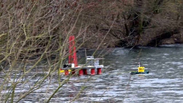 Hafenschlepper Arkil mit Bohrinsel im Schlepptau kommt nicht gegen den starken Wind an ,Seenot droh