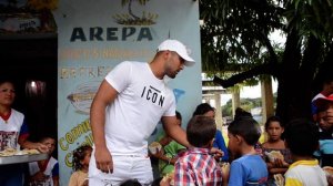 Aristóteles Romero-futbolista Calaboceño-dando desayuno al más pequeño