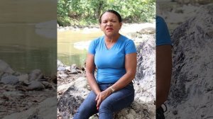 organizó un viaje para el río y porque su madre no tenía dinero no quiso llevarla