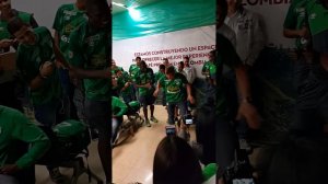 Celebración Nasuti y Balanta Bailando aeropuerto D