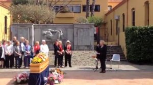 Homenatge i darrer adéu a Teresa Rebull, Marina Rosell canta "Les sabates d'en Jaume"