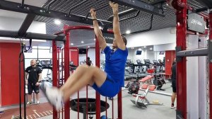 Подъем ног в висе