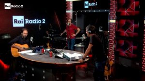 Neri Marcorè fa la parodia di Guccini a Radio2 Social Club