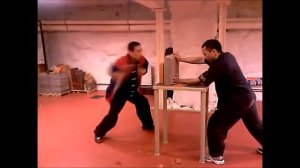 Da Sifu Louis Linn (林 瑞 耀) demonstrates finger-thrust breaking techniques