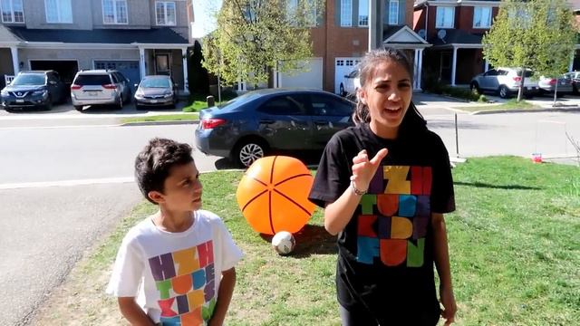 Kids Builds Colorful Cup Wall and Food Toys смотреть онлайн