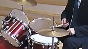 The former president of Latvia (Valdis Zatlers) plays a little drum groove (remix)