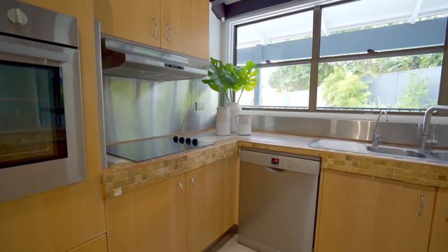 Place Sunnybank: 3 Cheel Place, Algester | Gonnie Nahar смотреть онлайн