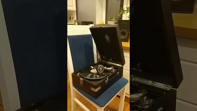 Изабелла Юрьева "Он уехал". Играет патефон 1936 года. смотреть онлайн