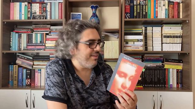 KARAMBOLDE BİR YAZAR: SEVİM BURAK ve YANIK SARAYLAR смотреть онлайн