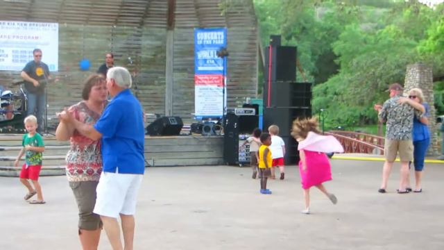Jill dancing at the Landa Park concert in the park смотреть онлайн