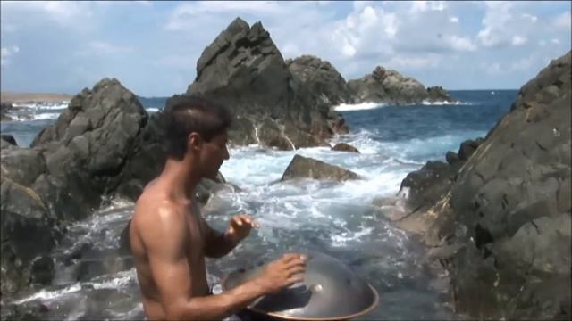 Robert Garza playing the Hang Drum in Aruba's Natural Swimming Pool HD смотреть онлайн