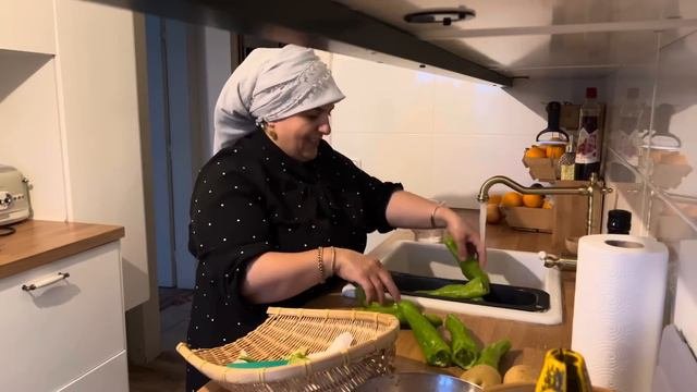 Azadın Bol Sohbetiyle Hem Yemek Hem Cevizli Ekmek Yaptık/hiç Olmazdı Kapak Yapışınca😂
